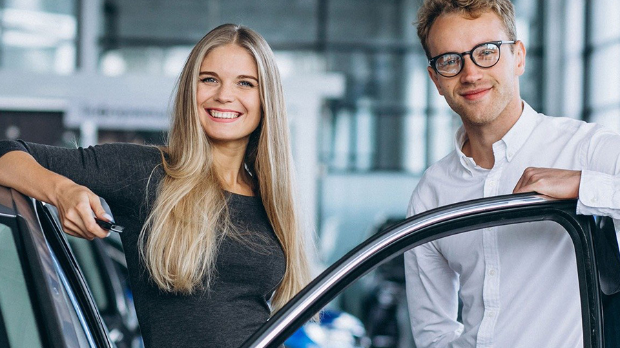 Autohaus Raupers Hannover Serviceberater Stellenangebot Bild von Frau und Mann vor Auto und Servicethema Bewerbung Job Autohaus